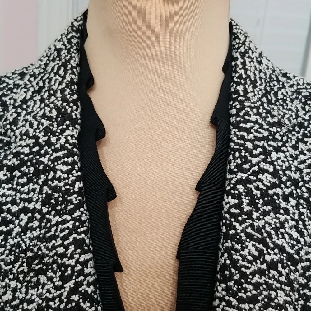 SOLD Ann Taylor Black/whited Textured Cropped blazer, 4 Petite - Picture 3 of 12